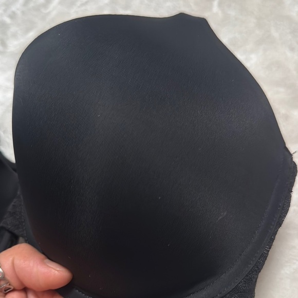 Victoria's Secret Black and Red Lace Bras with Underwire - Picture 7 of 10